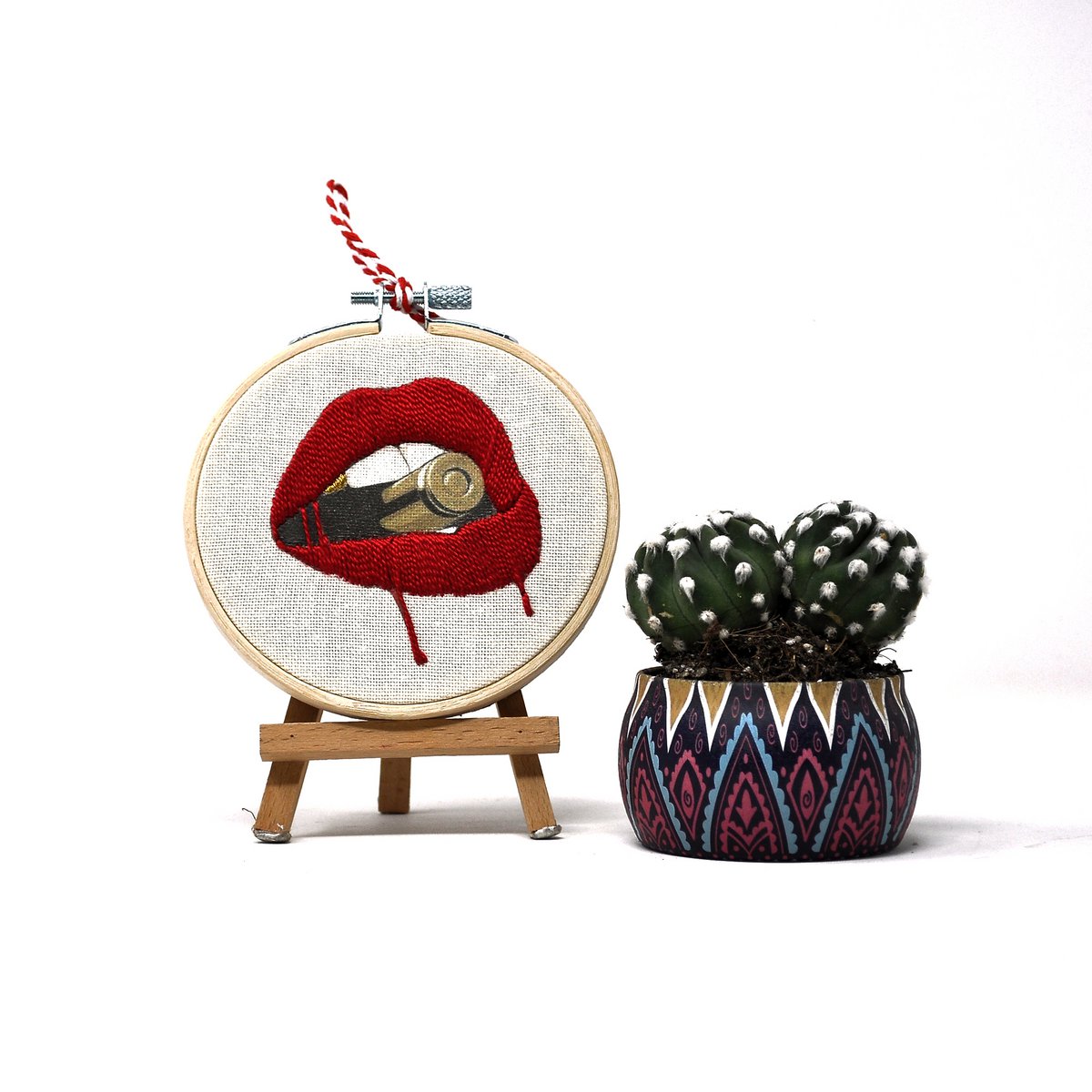 Art mural cerceau de broderie fait main – Lèvres rouges Pop Art – Décoration murale textile (10 cm)