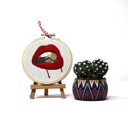 Handmade Embroidery Hoop Wall Art – Red Lips Pop Art – Textile Wall Decoration (10 cm)