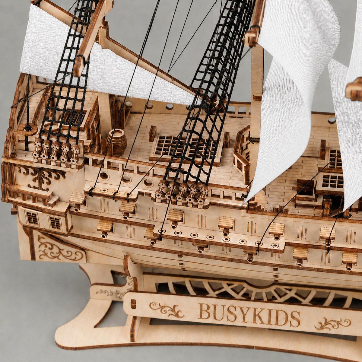 Galeone aus Holz mit LED-Beleuchtung – 3D-Holzpuzzle 583 Teile, Schiffsmodell mit Segeln und Takelage, Modellbausatz ab 12