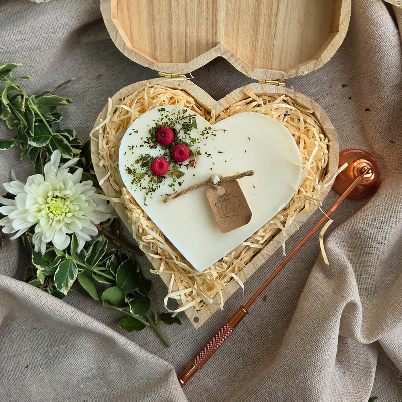 Herz-Geschenkbox, großes Herz mit roten Beeren