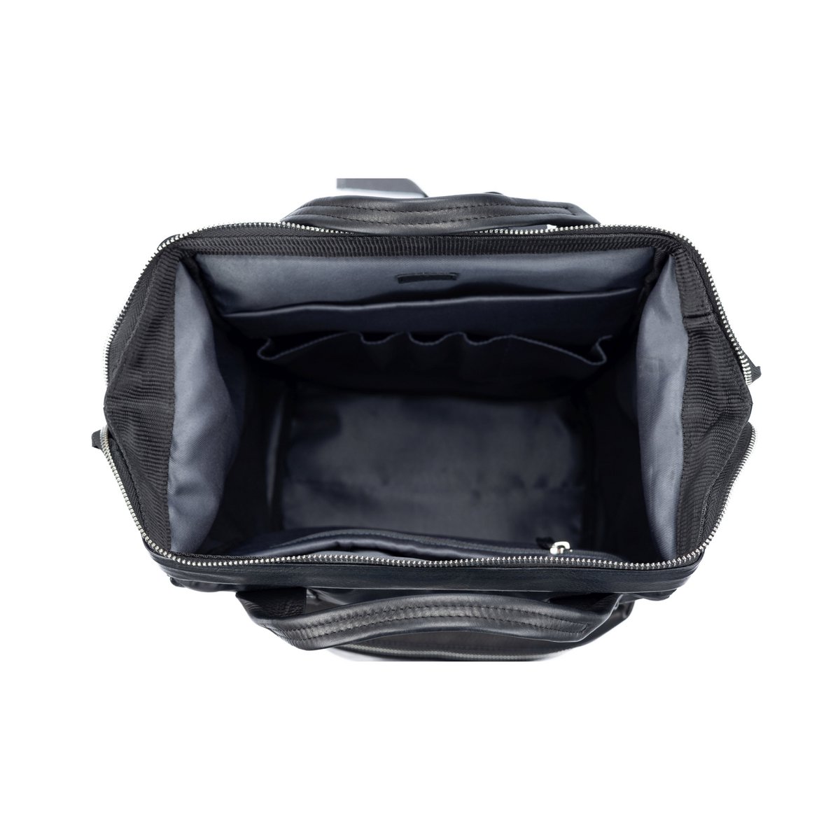 K0037AB | Waterafstotende rugzak van waterdicht nylon/echt volnerf leer met lichte nerf - zwarte kleur - gepolijste nikkelaccessoires. Afmetingen: 27 x 39 x 19 cm - Verpakking: Tnt zak
