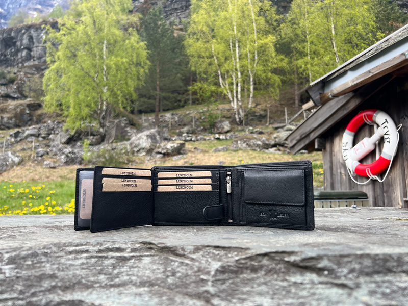 Lundholm Leder-Geldbörse für Herren in Braun und Bieröffner-Schlüsselanhänger aus echtem Leder – passendes Set in luxuriöser Geschenkbox – Vatertagsgeschenk, Vatertagsgeschenkpaket – Geschenk für Männer, Flaschenöffner, Herrengeschenke, Vatertagsgesc