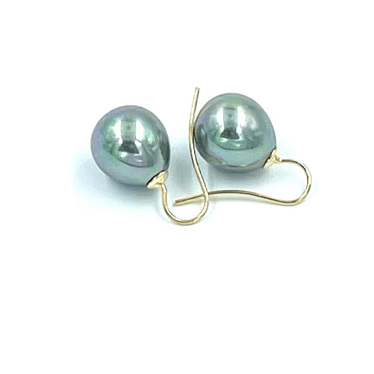 Pearl earrings classic