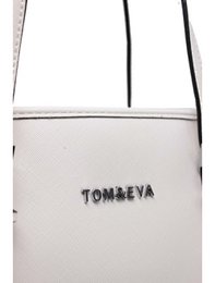 Tom y Eva Eva – Compradora