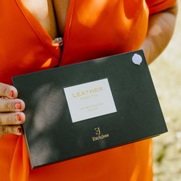 Nordic Pine leather feel gift pack: geurkaars en geurstokjes