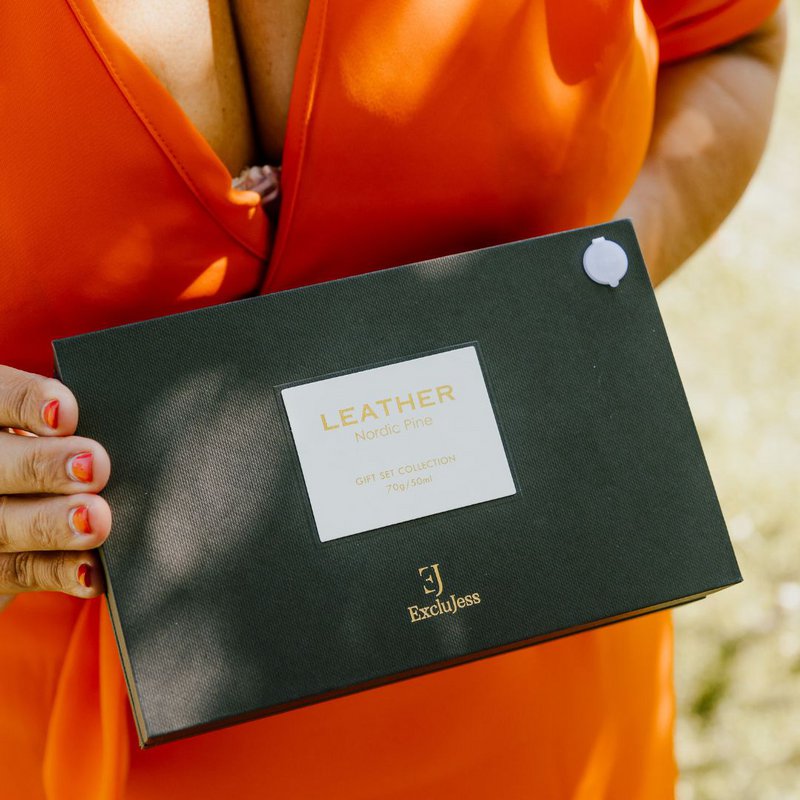 Nordic Pine leather feel gift pack: geurkaars en geurstokjes
