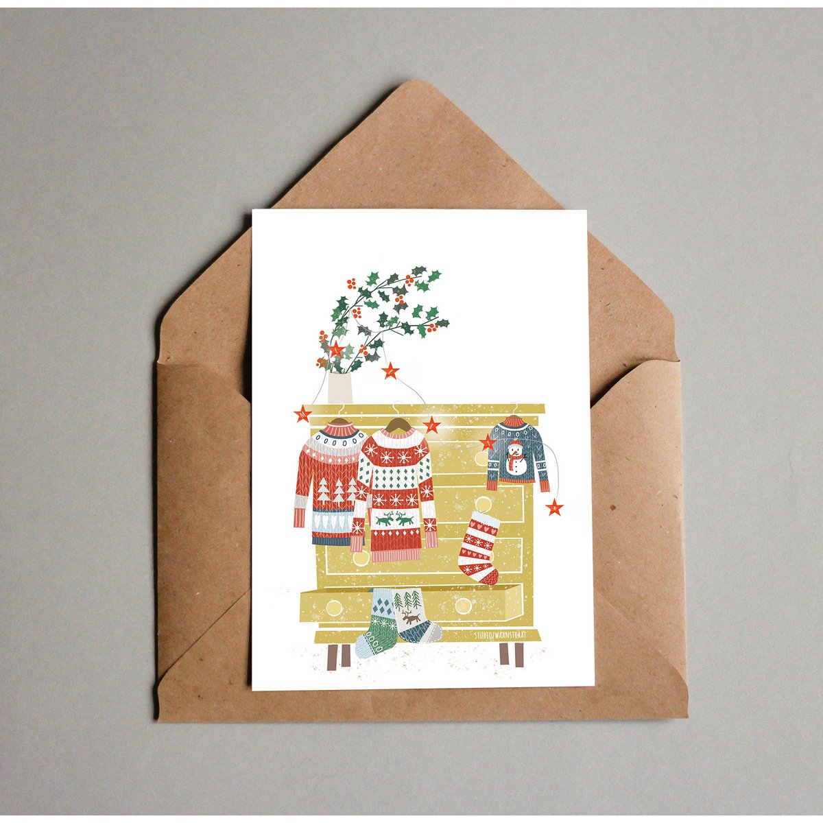 Postkarte 'Weihnachtspullover' (gelber Schrank)