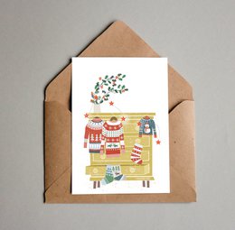 Postkarte 'Weihnachtspullover' (gelber Schrank)