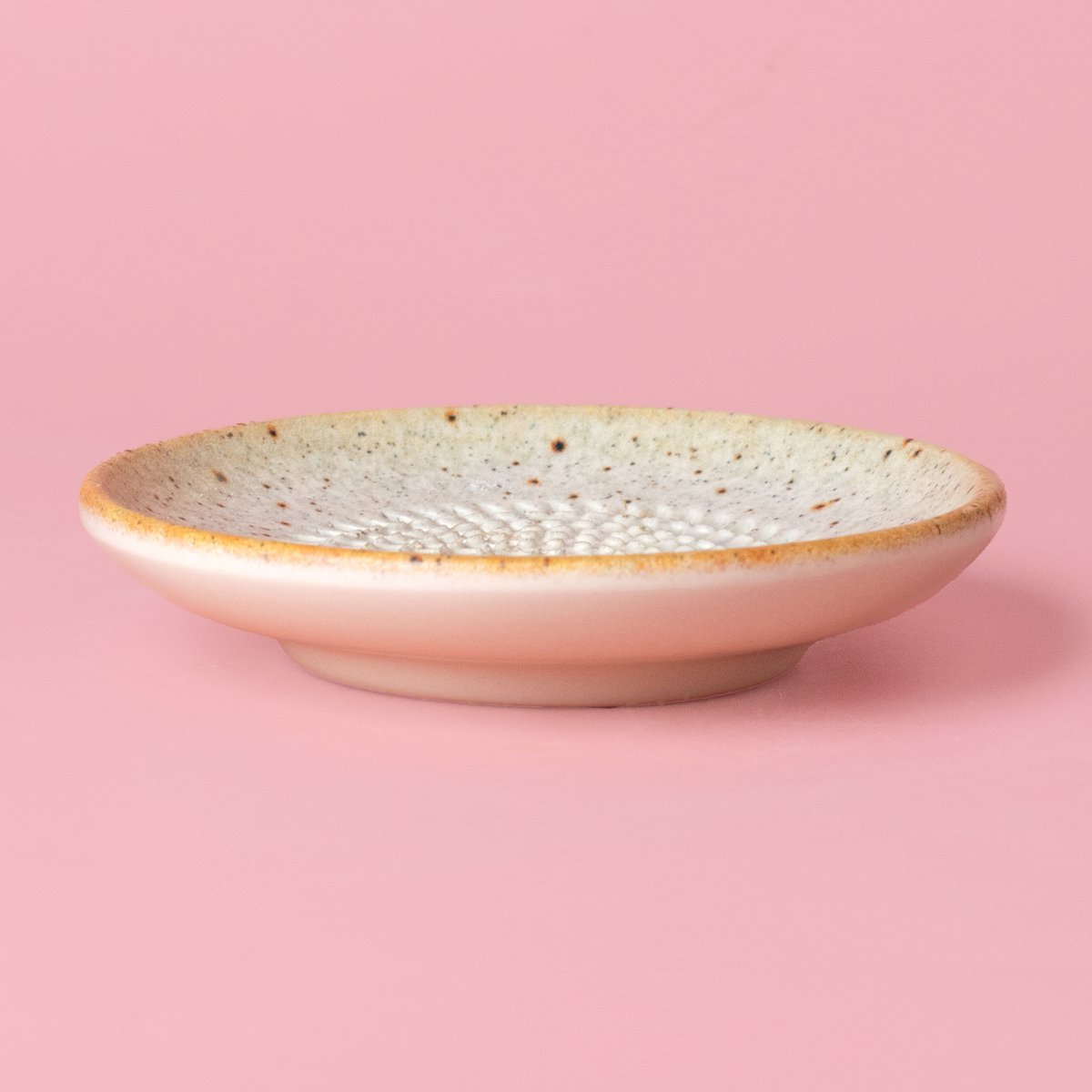Keramische bord knoflook en kleine kaasraller