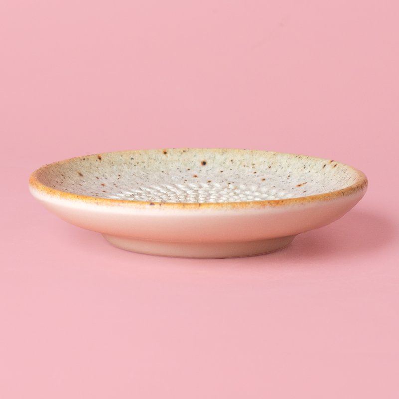 Keramische bord knoflook en kleine kaasraller