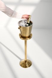 Sektkühler Capri med stativ i guld H 83 cm