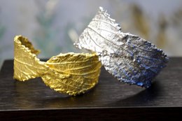 Bladmanchetarmband: echte hibiscus, verguld (verstelbaar, milieuvriendelijk)