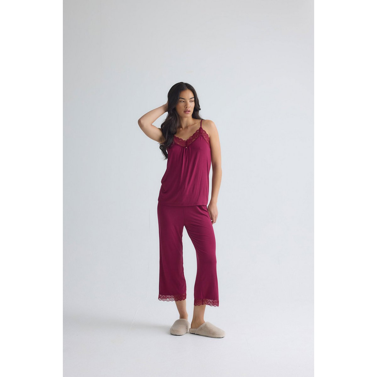 Bamboe kanten cami cropped broekpyjamaset in bordeaux