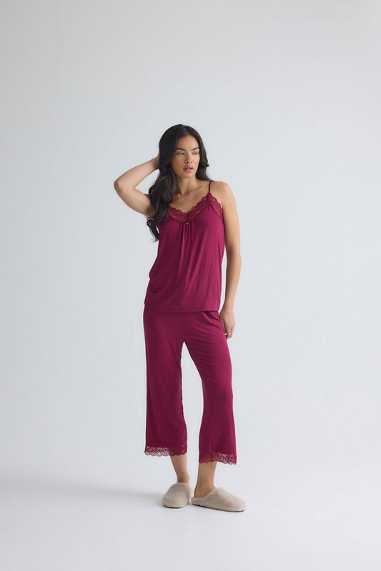 Bamboe kanten cami cropped broekpyjamaset in bordeaux