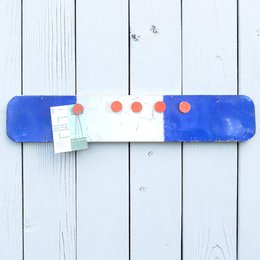 Magnette bord gemaakt van gerecyclede olievaten met 5 kleurrijke magneten 80 cm * 15 cm