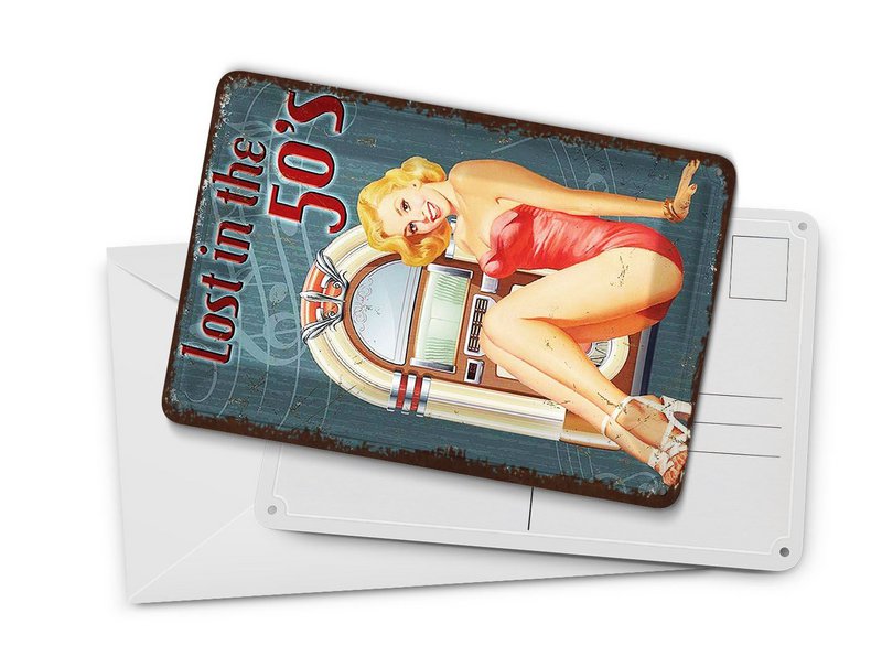 Pocztówka blaszana retro 10x14 cm Kobieta zagubiona w latach 50. z ozdobnym napisem na pudełko z juty