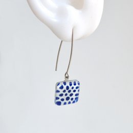 Kobaltblaue Polka Dot Ohrringe, quadratischer Glasanhänger mit langen Haken aus Sterlingsilber