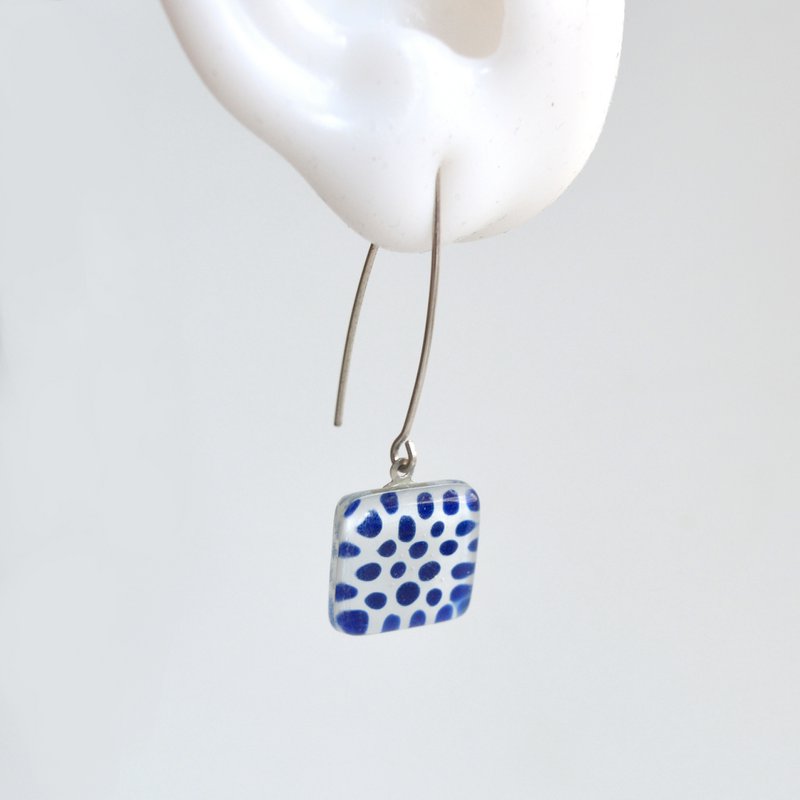 Kobaltblaue Polka Dot Ohrringe, quadratischer Glasanhänger mit langen Haken aus Sterlingsilber