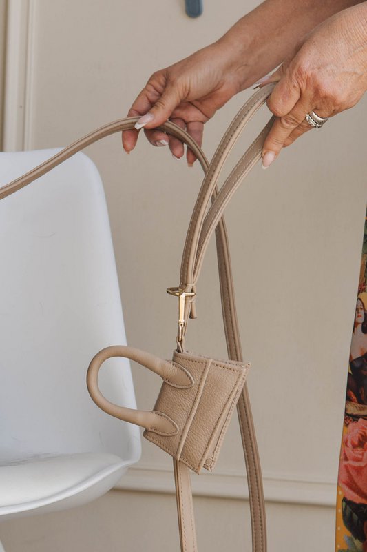 The Dog Musthaves Designer Bag – Belohnungstasche für Hundeleckerlis und Kotbeutelspender – Sand Taupe