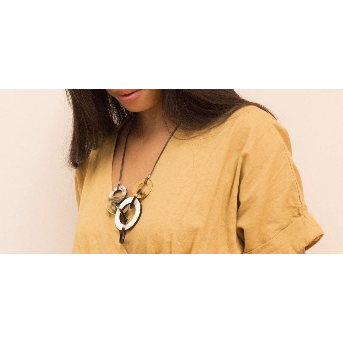 Collier déstructuré en corne avec laque et laiton