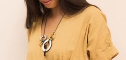 Collier déstructuré en corne avec laque et laiton