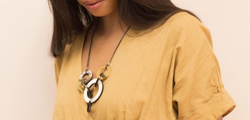 Collier déstructuré en corne avec laque et laiton
