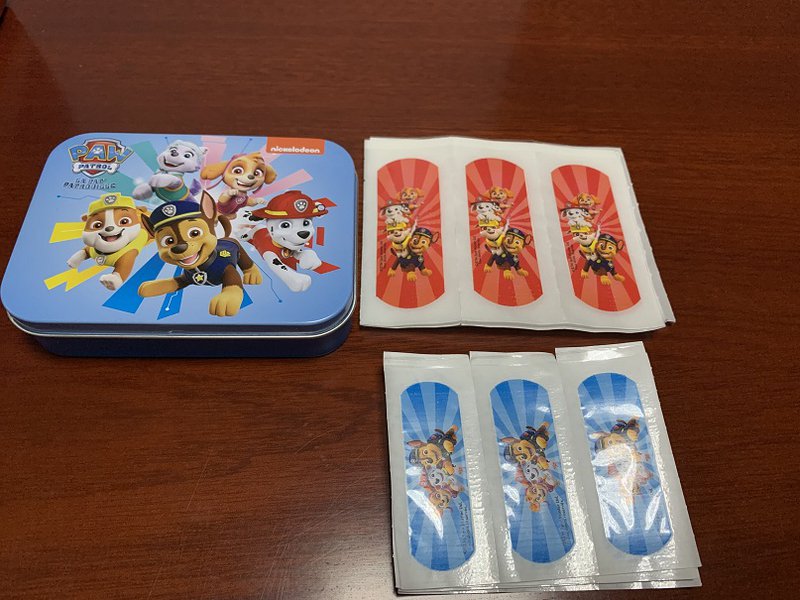 PAW PATROL METALOWE PUDEŁKO 24 Opatrunki
