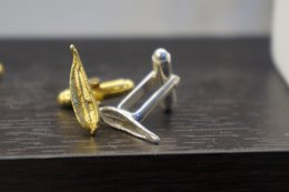Gold and silver cufflinks, suitable as a wedding gift for men. Includes details on materials like brass, silver 925, and gold plating.