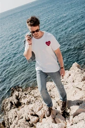 T-shirt patch coeur brodé