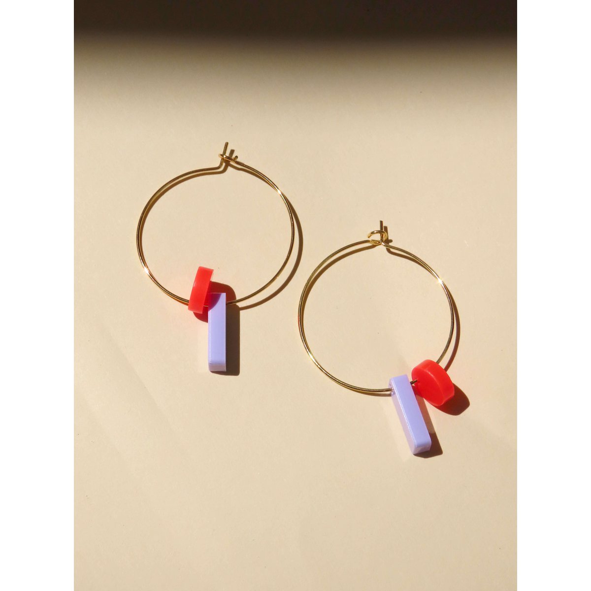 Dots with stick hoops made of stainless steel lilac fire red