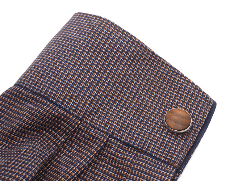Elegant round cufflinks made of real walnut, diameter approx. 18 mm, rounded inlay with great grain
