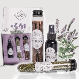 A gift set containing a variety of catnip-based pet toys, including Baldrianspray, Katzenminze, and Matatabi Sticks.