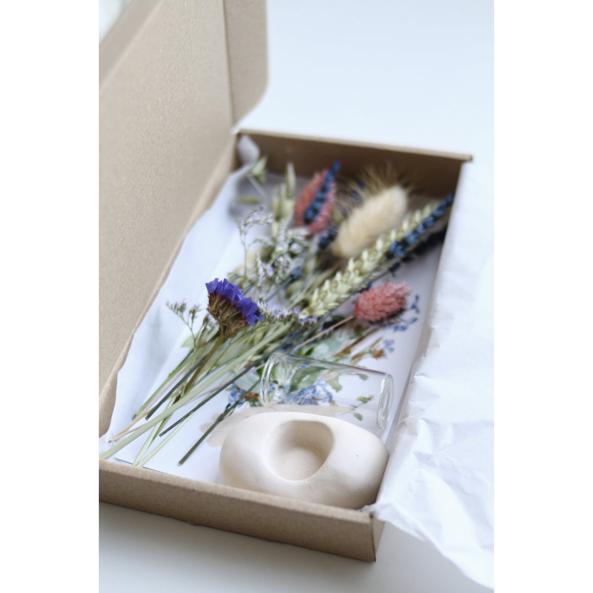 Vaasje van glas met keramiek houder en droogbloemen