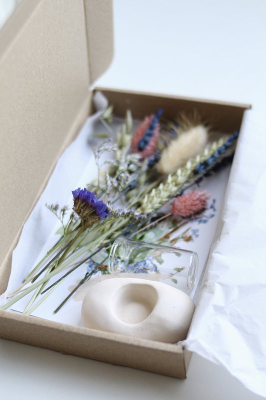 Glasvase mit Keramikhalter und Trockenblumen