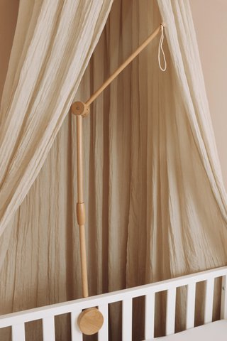 Houten babymobiel arm
