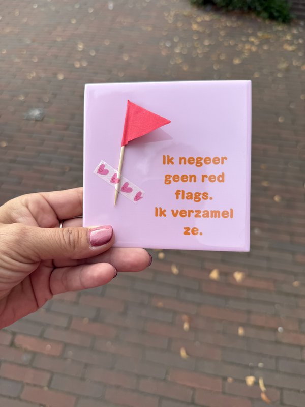 Tuile Drapeaux Rouges – « Je les collectionne » 🚩