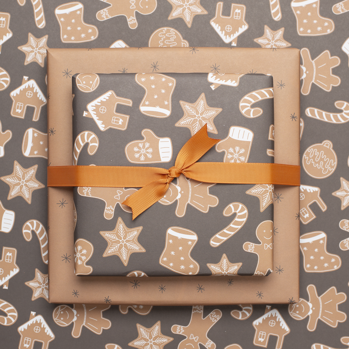 Papel de regalo de doble cara Navidad "pan de jengibre" Galletas navideñas en color beige y marrón fabricado con papel 100% reciclado