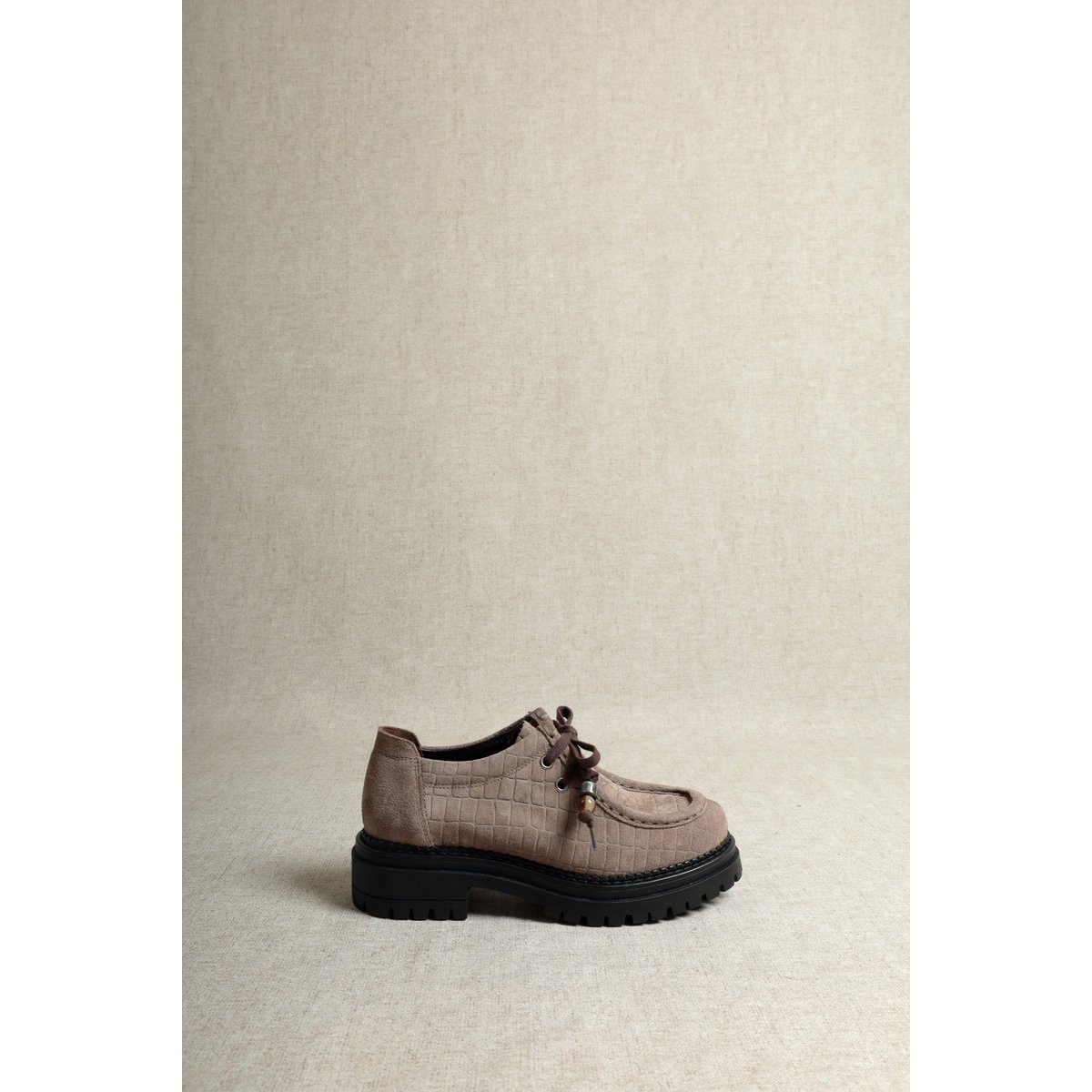 ODDA BEADS TAUPE – Suede Wallabees met veters van harskralen en dikke zool