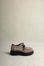 ODDA BEADS TAUPE – Suede Wallabees met veters van harskralen en dikke zool