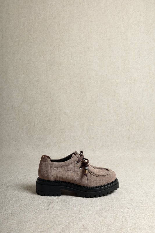 ODDA BEADS TAUPE – Suede Wallabees met veters van harskralen en dikke zool