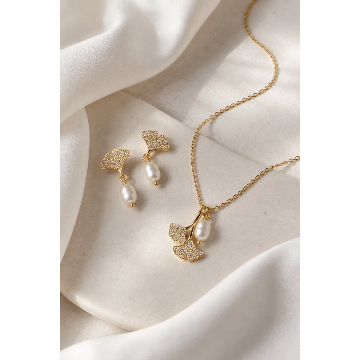 Ginkgo Pearl Drop – Collana Foglia Ginkgo con Perla