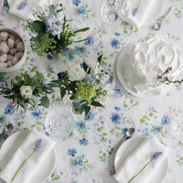 Tovaglia in lino con fiori bianchi