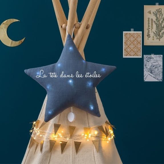 Cabeza de lino azul gris claro de la noche de la estrella musical en las estrellas