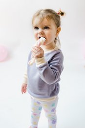 Ekologiczny sweter dziecięcy z blokami kolorów | Fioletowy z ramieniem w kolorze ecru | 100% bawełna organiczna z certyfikatem GOTS