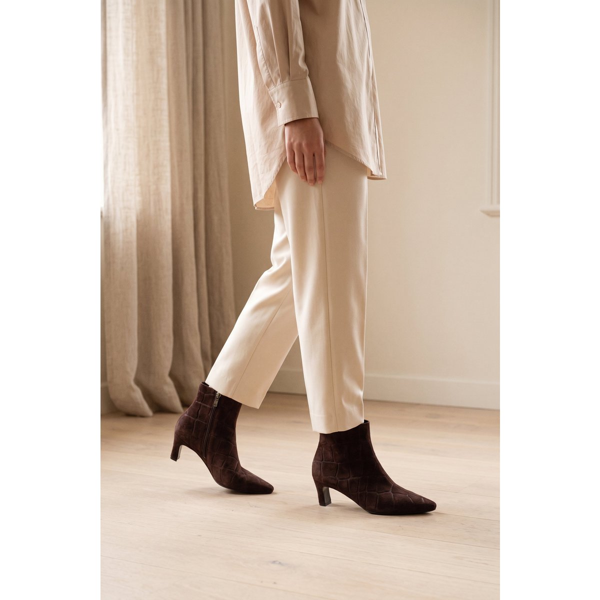 DINA CHOCOLATE CROCO SUEDE – Suède laarzen met hak in reliëf