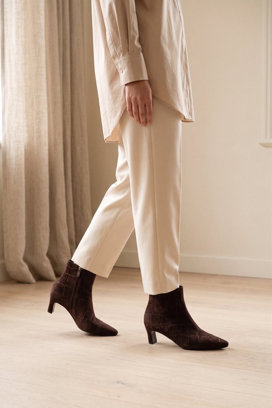 DINA CHOCOLATE CROCO SUEDE – Suède laarzen met hak in reliëf