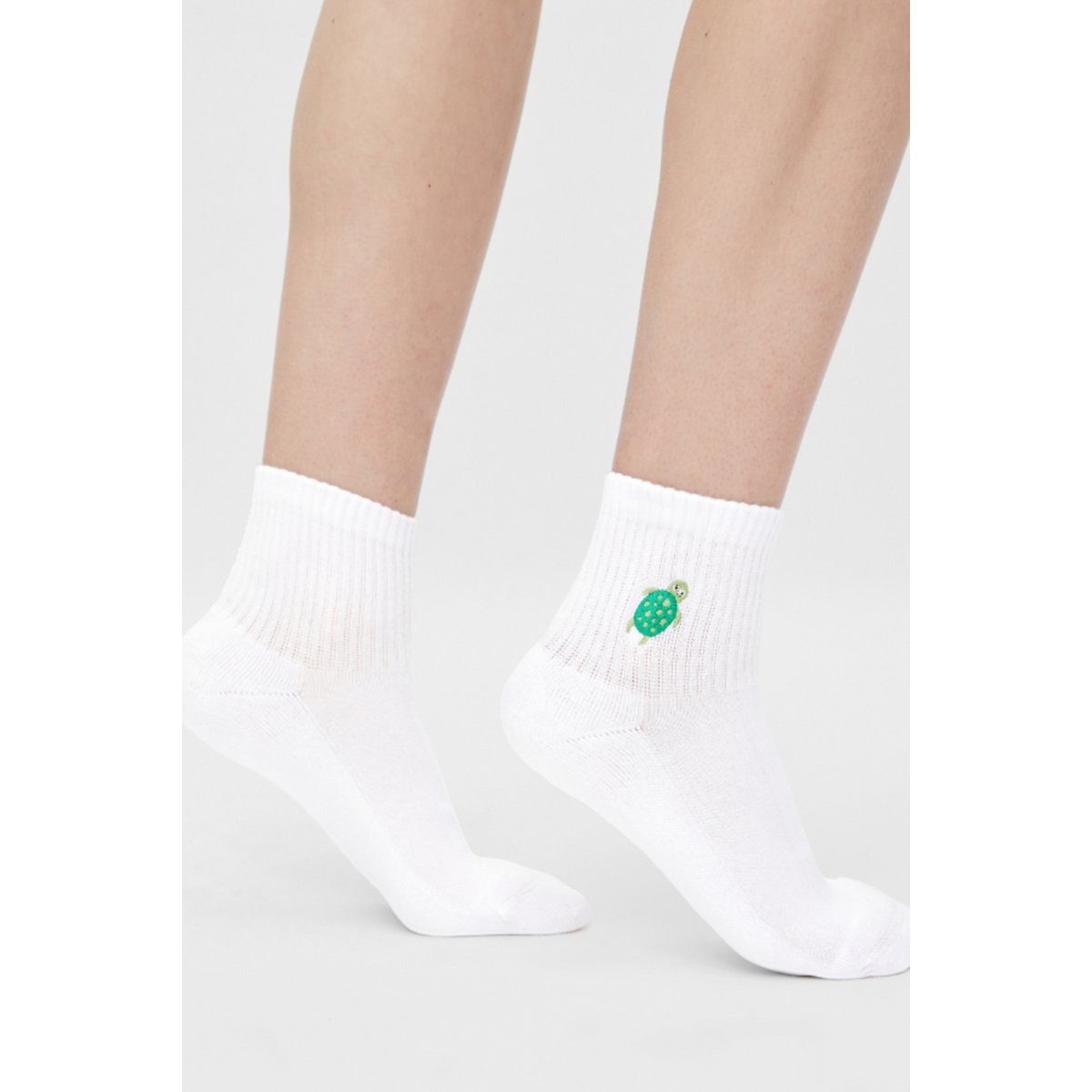 Organic quarters socks turtle - short white socks with embroidered turtle