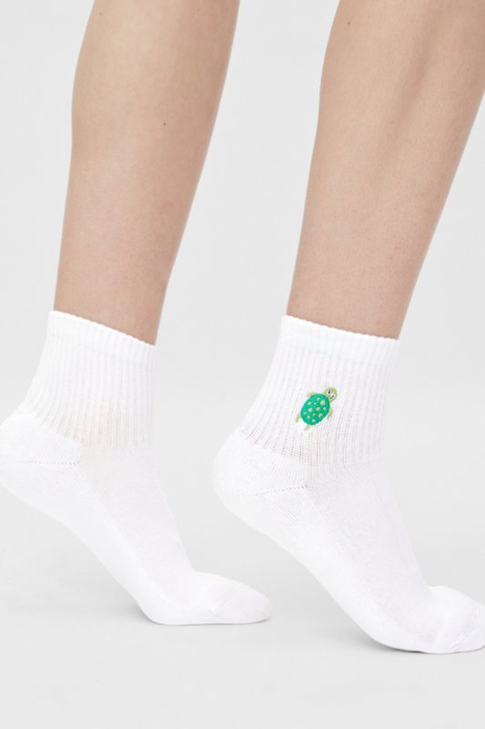 Organic quarters socks turtle - short white socks with embroidered turtle