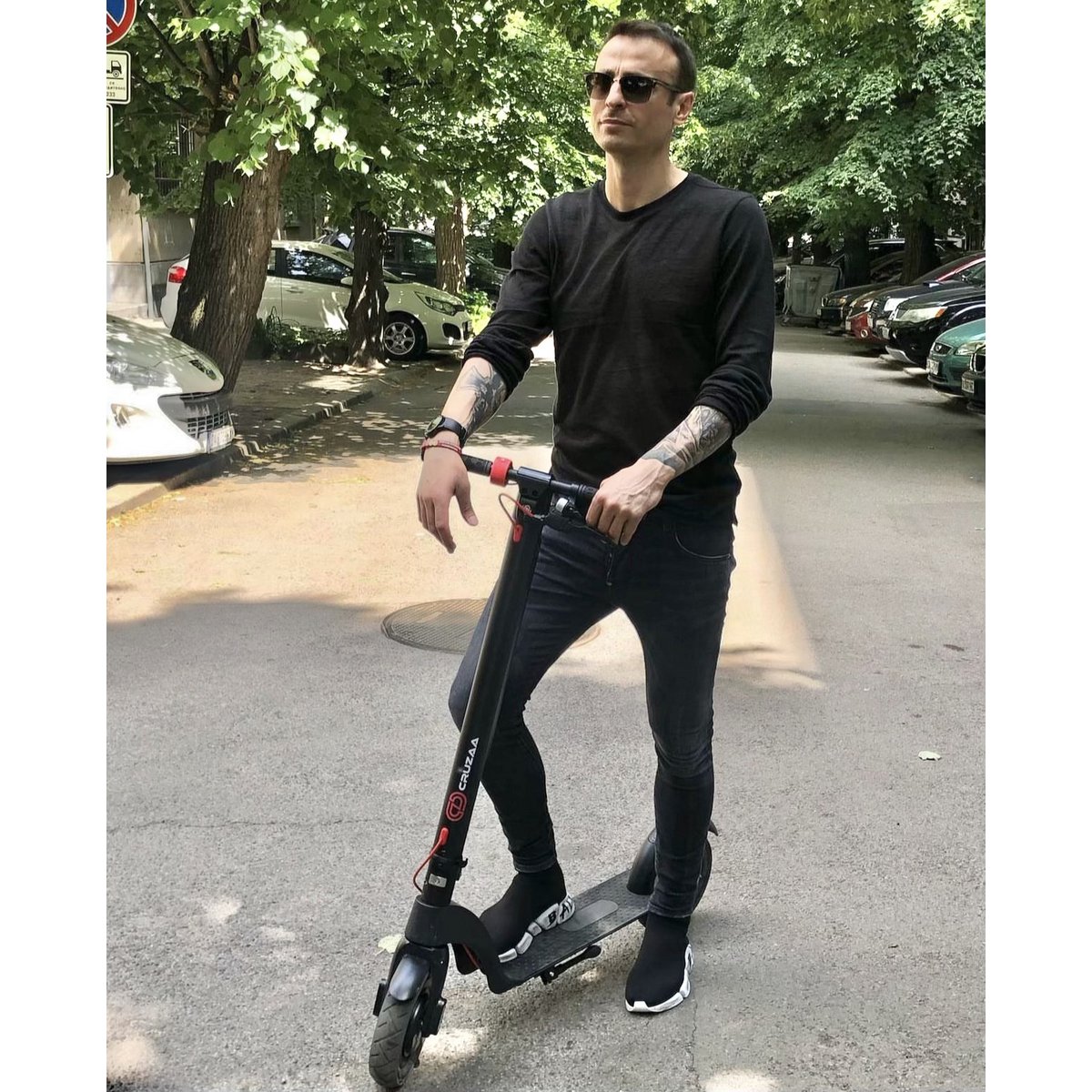 Le scooter électrique Cruzaa Commuta officiel