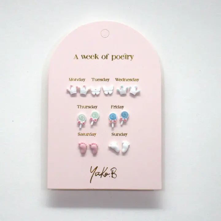 Schachtel mit 7 Ohrringen – Poetry Week Baby Shower – Englisch